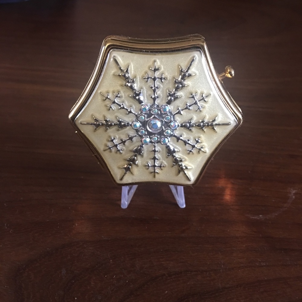 Estée Lauder Snowflake collector compact